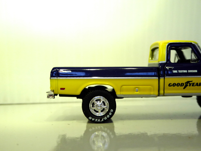 Illustration for article titled Hot Sixty 4th: A Tale of 2 Fords on a Friday